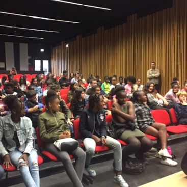 Cem alunos da Escola Secundária Dr. Azevedo Neves, na Damaia, deram e receberam dicas de poupança